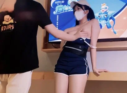 Em nhân viên xinh đẹp bán TV gặp khách hàng may mắn