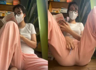Cô gái vừa đọc sách vừa nhét sextoy vào lồn cho sướng
