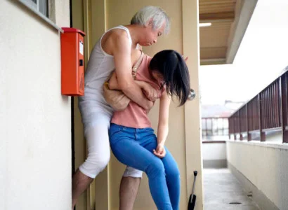 Người vợ trẻ bị bố chồng già lạm dụng