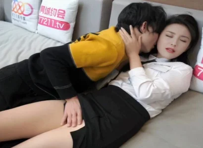 Cô thư ký xinh phục vụ sếp ngầm vì tiền