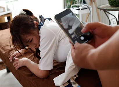Trong lúc triệt lông ngay tại đó đè ra hiếp
