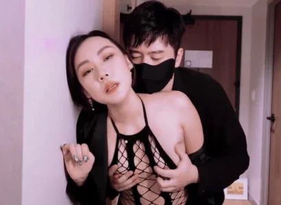 Bà xã bán thân cho sếp để trả món nợ của chồng