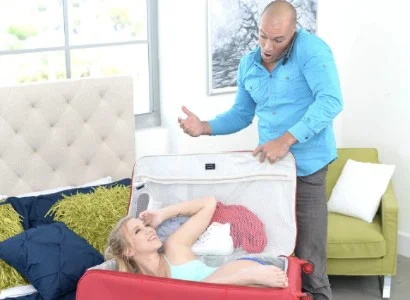 Chiếc vali bí ẩn là chi tiết quan trọng